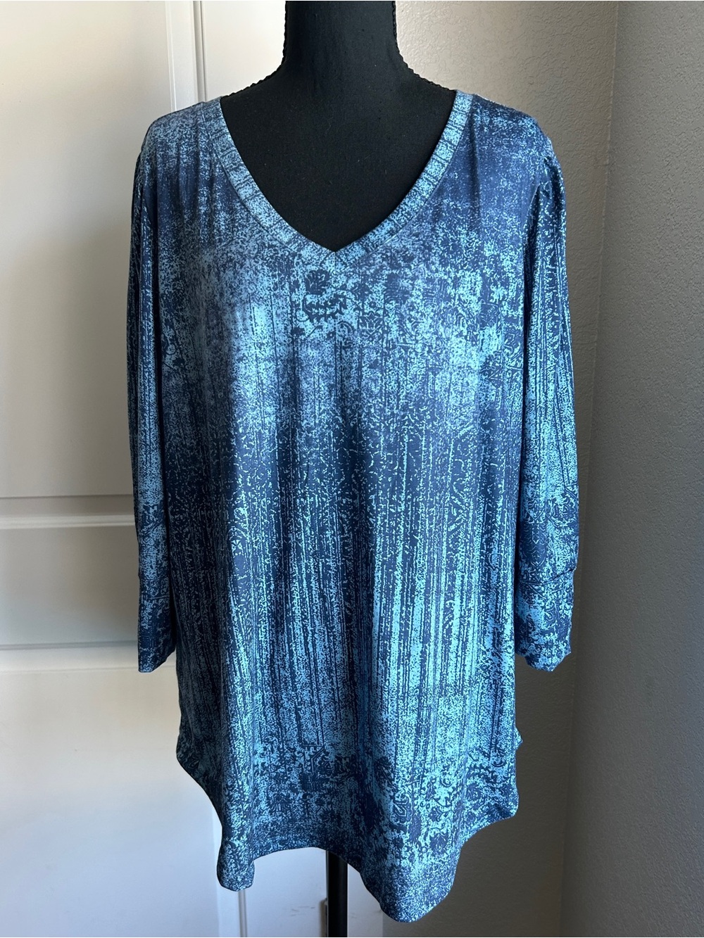 NWT V-Neck Printed 3/4 Sleeve Top - Picture 2 of 5